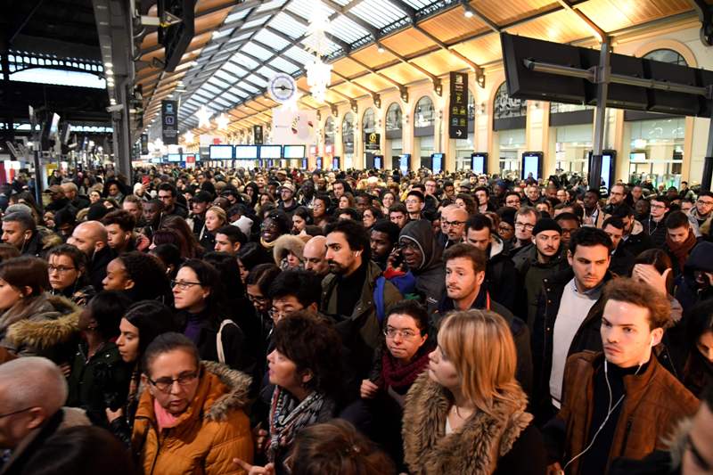 En París, la inmensa mayoría de los transportes públicos siguen paralizados y los pocos que funcionaban están abarrotados. (AFP)