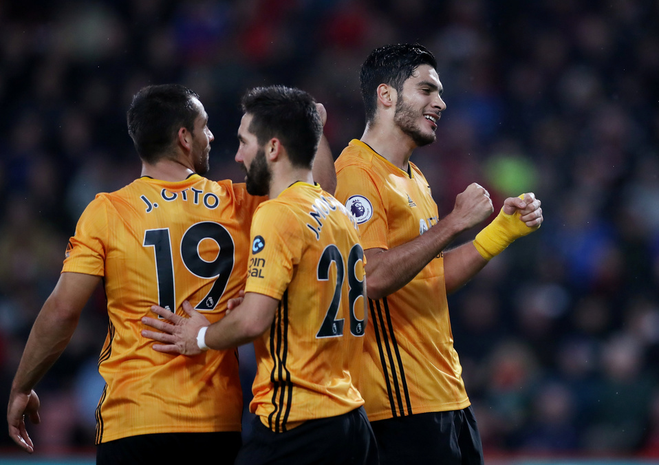 Raúl Jiménez y el Wolverhampton en festejo de gol (Reuters)