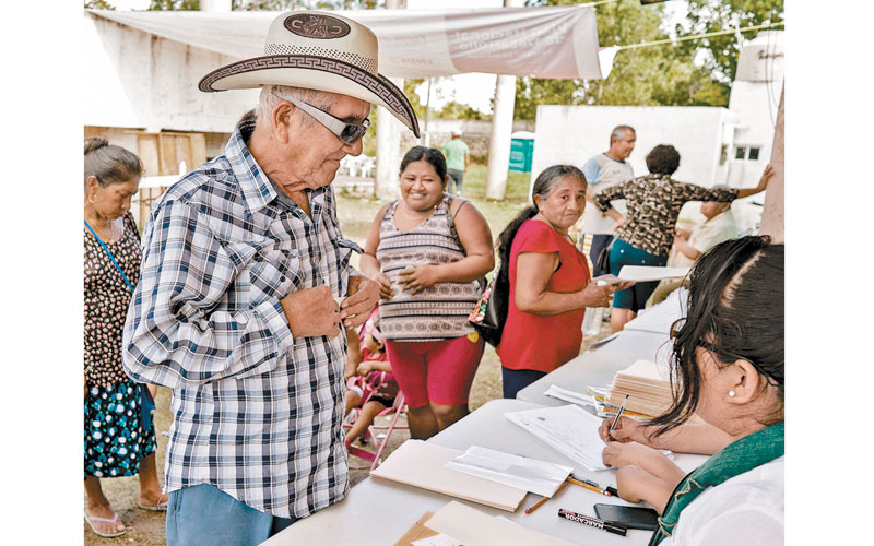 Se instalaron 299 casillas en al menos 84 municipios. (AFP)