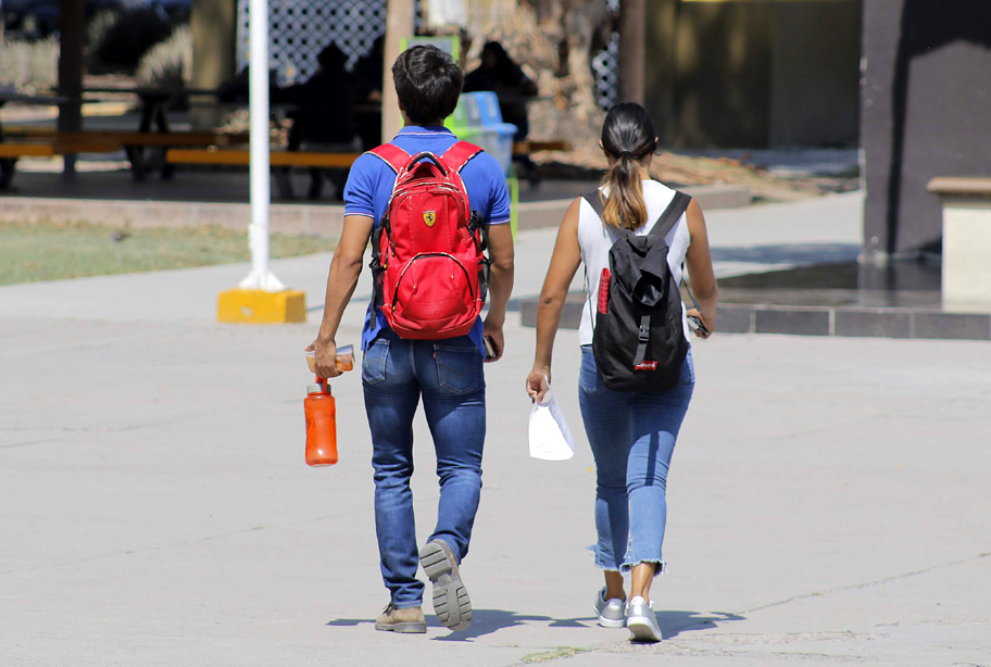 La universidad en China alberga hasta 600 mil alumnos, y cerca de 60 empresas dentro del campus. (Archivo)