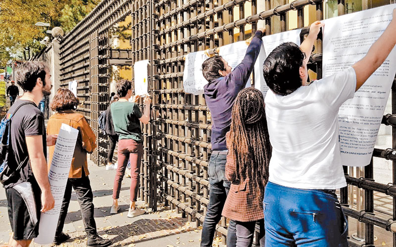 Los alumnos colocaron el pliego petitorio en los accesos del instituto. (Karla Guerrero)