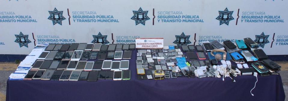 Aseguran más de 50 teléfonos celulares presuntamente robados. (Andrés Sánchez)