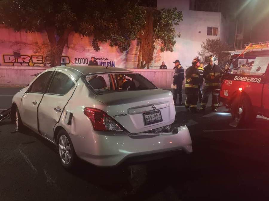 El auto se volcó en los carriles centrales de Viaducto Miguel Alemán. | Alejandro González