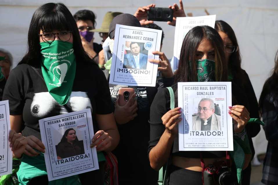 El CLUH y Marea Verde se manifiestan afuera del Congreso de Hidalgo. (Jorge Sánchez)