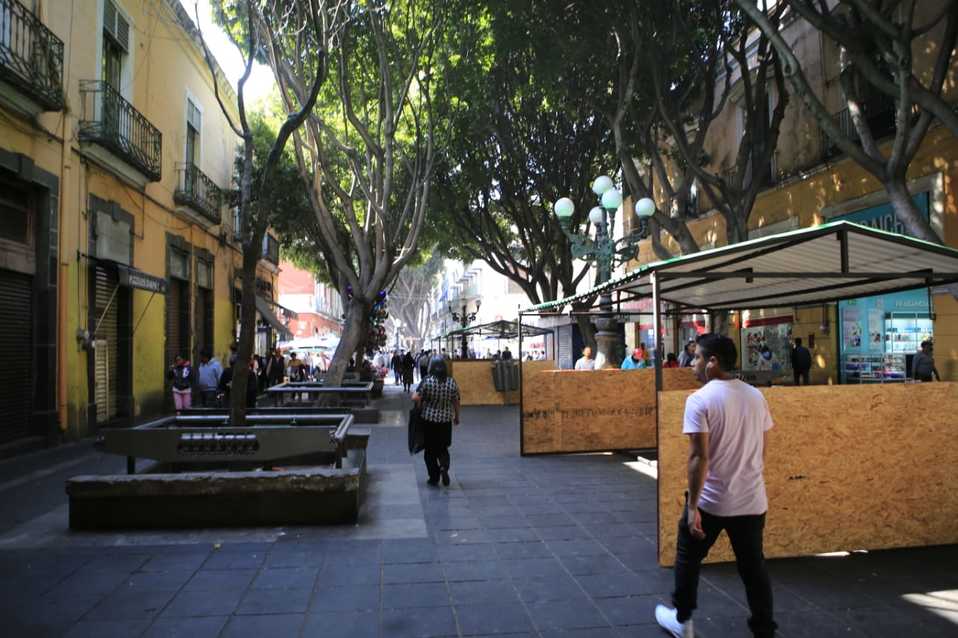 Colocan villas para vendedores ambulantes en el Centro Histórico. (Andrés Lobato)