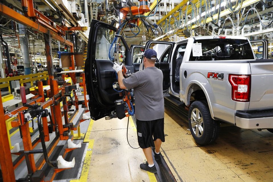Las contrataciones en la planta de Detroit comenzarán el próximo año. (AP)