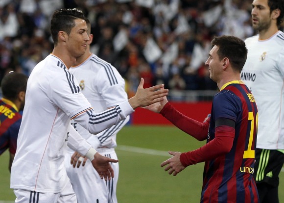 Cristiano Ronaldo y Lionel Messi se saludan en El Clásico (Reuters)