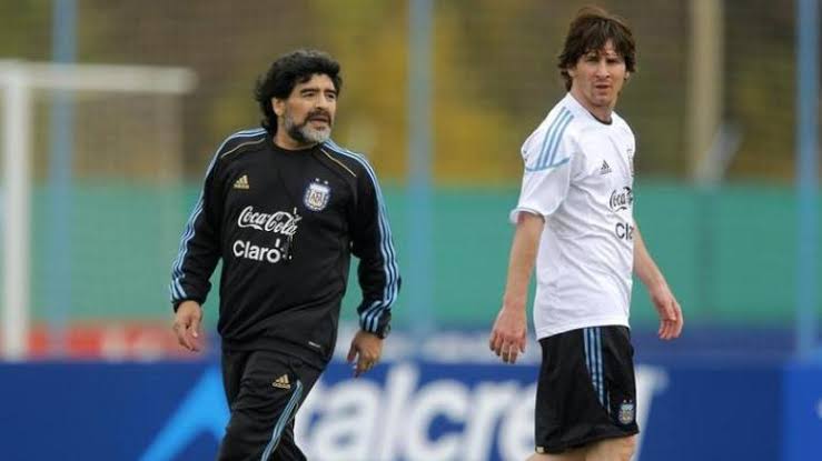 Diego Maradona y Lionel Messi con la selección de Argentina (Reuters)