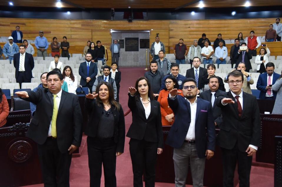 Diputados locales toman protesta a los nuevos comisionados del Instituto de Transparencia. (Cortesía)