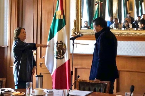 El alcalde le tomó protesta. (Alondra Ávila)