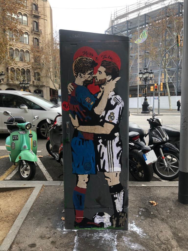 Grafiti de Sergio Ramos y Piqué besándose, para promover el dialogo entre España y Cataluña