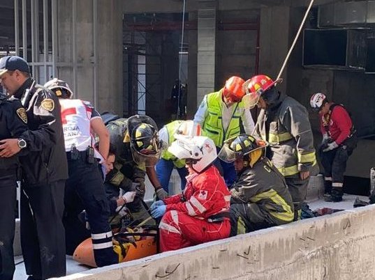 Los tres hombres cayeron de un andamio en Polanco. | Twitter @SGIRPC_CDMX