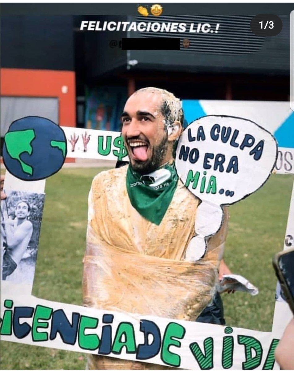En sus letreros hizo alusión al feminicidio y se burló de la canción "un violador en tu camino", lo que causó indignación en redes sociales (Twitter).
