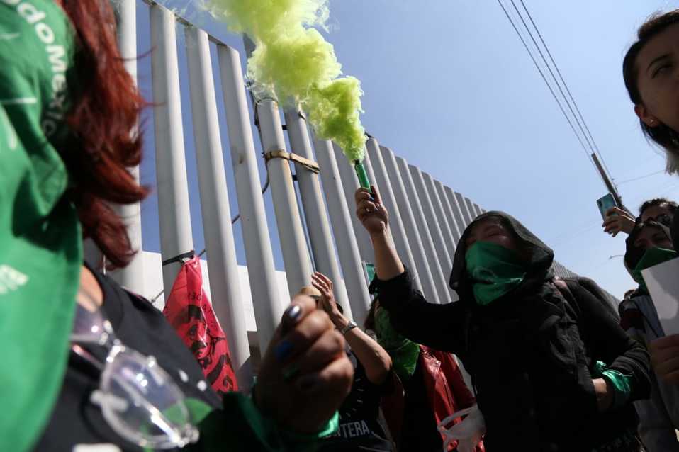 Manifestantes del CLUH y Marea Verde lanzan bombas de color. (Jorge Sánchez)