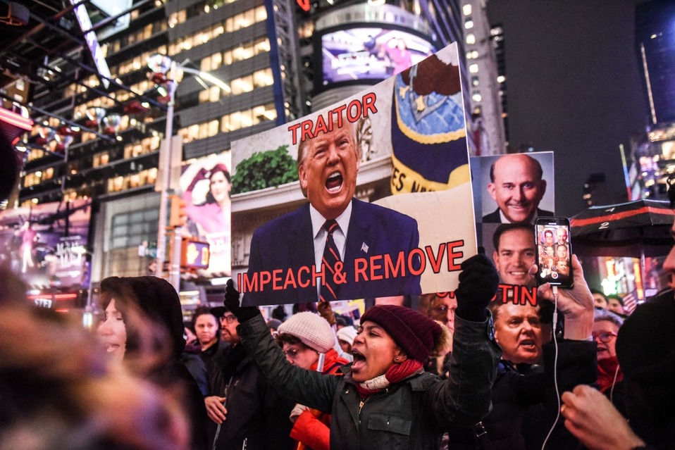 Miles de manifestantes tomaron las calles de Nueva York para pedir juicio político contra Donald Trump. (AFP)