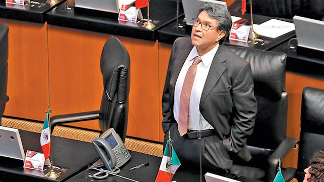 Morena en Senado impone amonestación a Monreal