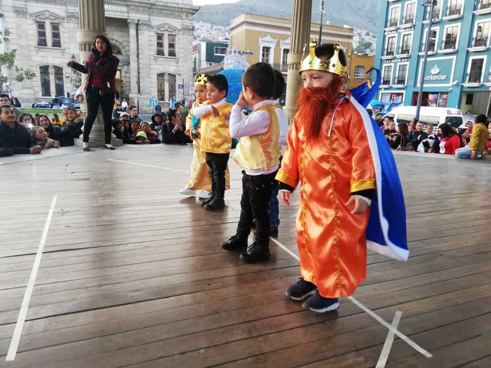 Niños y niñas cantando villancicos en El Reloj. (Elizabeth Hern´nadez)