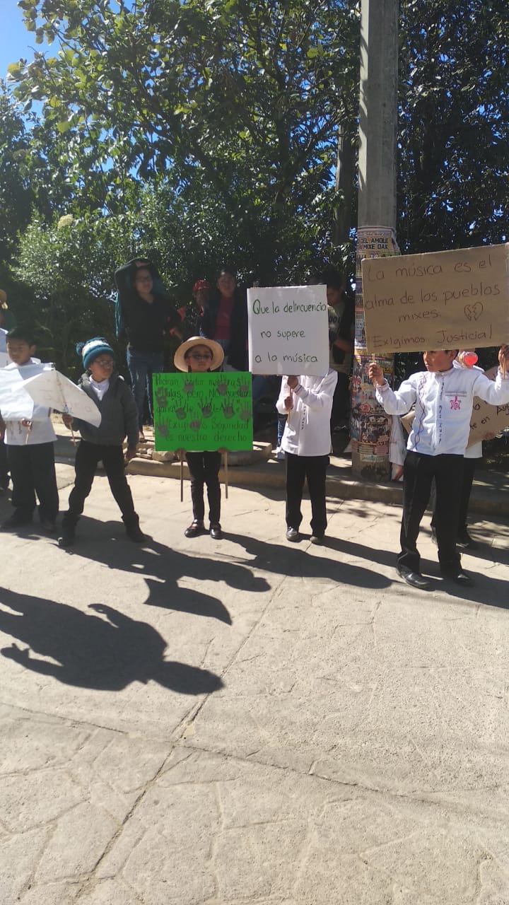 Los niños protestaron para exigir que les sean devueltos sus instrumentos. (Tomada de @yasnayae)