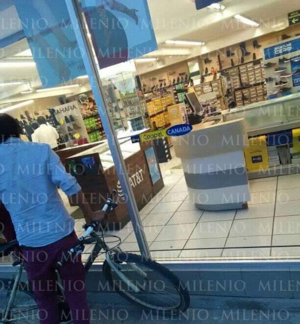 Los presuntos delincuentes llegaron a pie la tarde noche de este martes al Coppel de Xilotzingo, y en el lugar le pegaron al vigilante que intentó evi