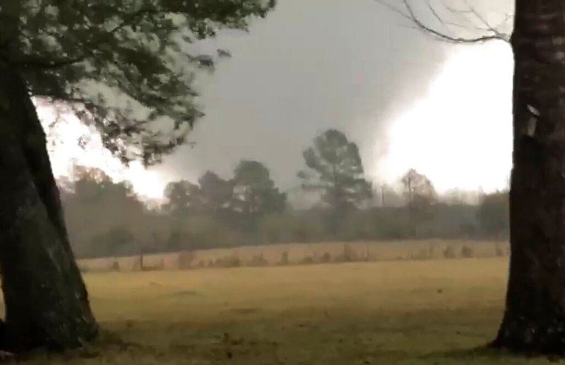 Las tormentas dieron lugar a numerosos alertas y advertencias por tornados. (AP)