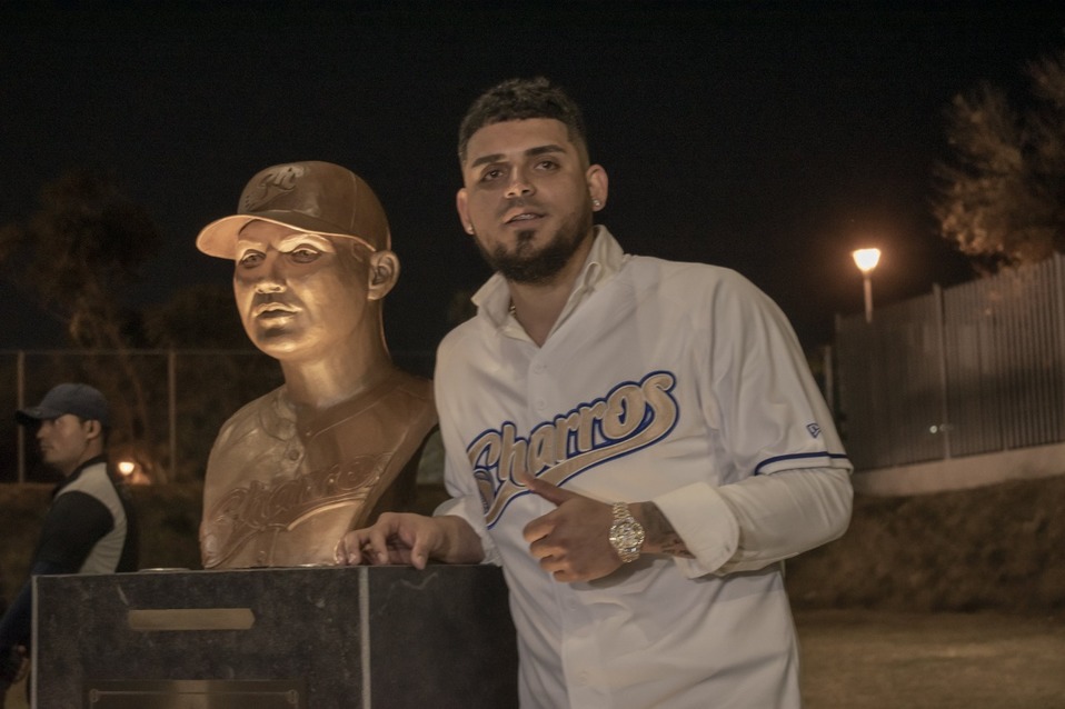 Develan busto de Roberto Osuna en estadio Charros (Cortesía Charros)