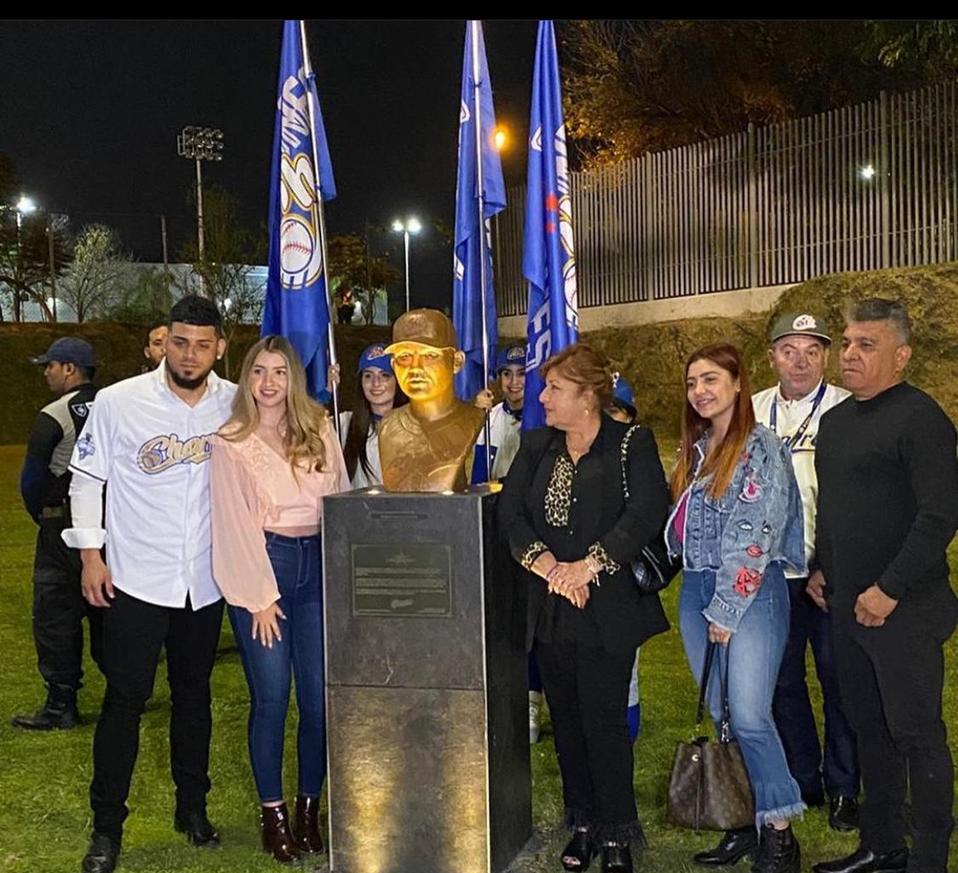 Develan busto de Roberto Osuna en estadio Charros (Cortesía LMP)