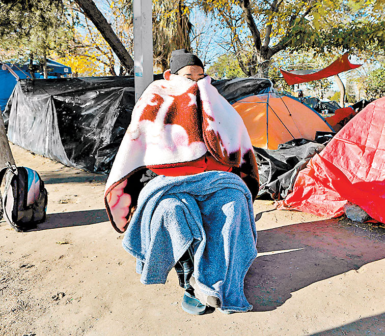 Un grupo de migrantes acampan en un parque de Ciudad Juárez, Chihuahua, en espera de solicitar asilo político en Estados Unidos. (Herika Martinez/AFP)