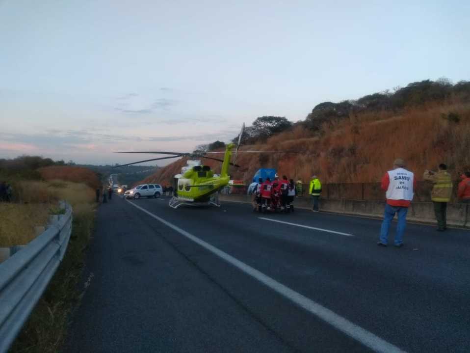 Un helicóptero arribó a la carretera Zapotlanejo-Tepatitlán para trasladar a los heridos (Martín Patiño Segura)