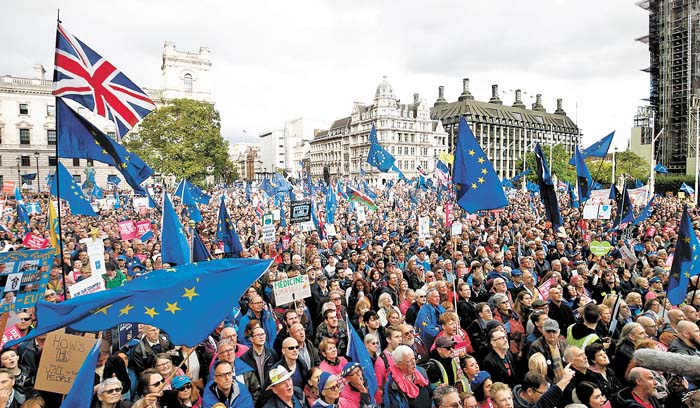 Inconformes protestan frente al Parlamento por las decisiones del primer ministro. Henry Nicholls/reuters