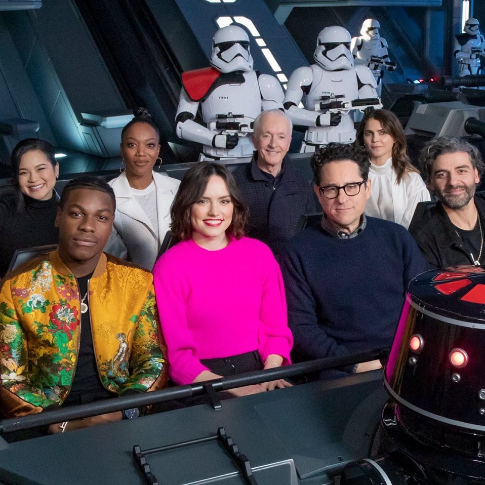 JJ Abrams con el elenco de 'Rise of Skywalker' (Instagram).