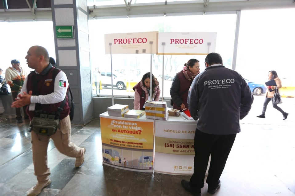 Módulos de la Profeco instalados en la Central de Autobuses del Norte. Foto: Héctor Téllez
