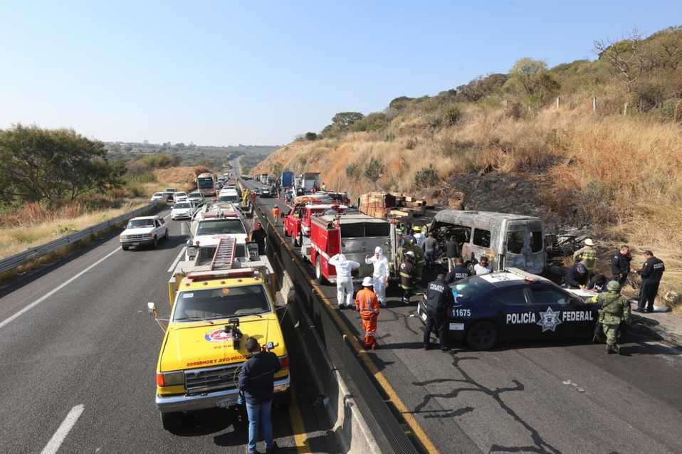 Rescatan cuerpos calcinados en choque sobre carretera Zapotlanejo-Tepatitlán (Fernando Carranza)