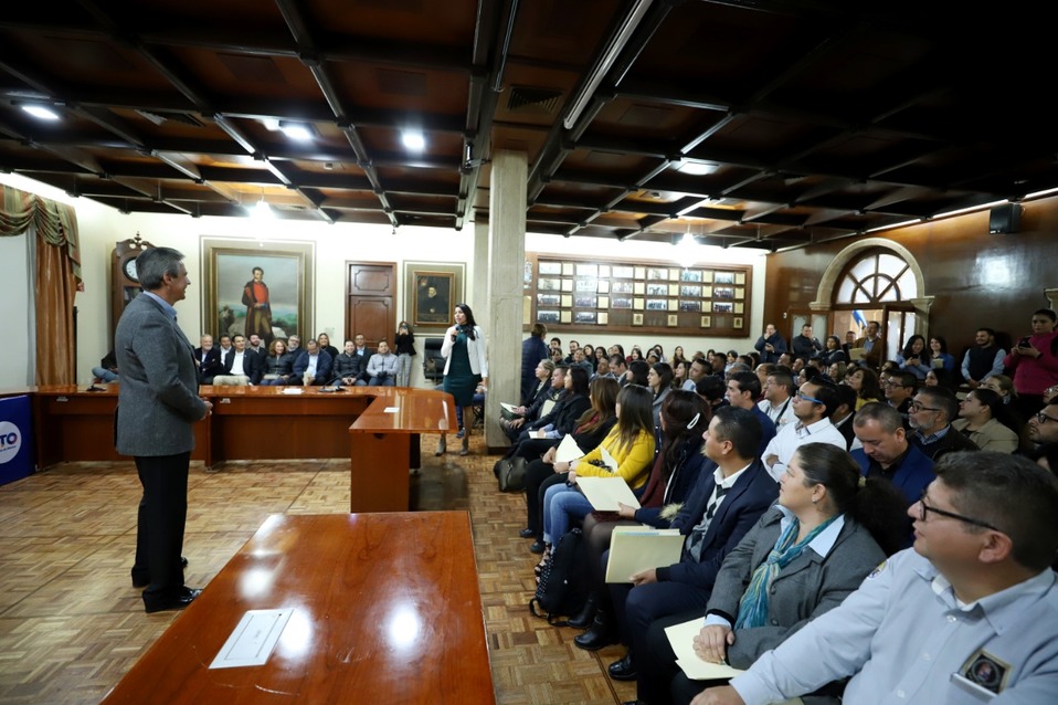 El alcalde de León, Héctor López Santillana, reconoció el esfuerzo de los funcionarios públicos . Especial.