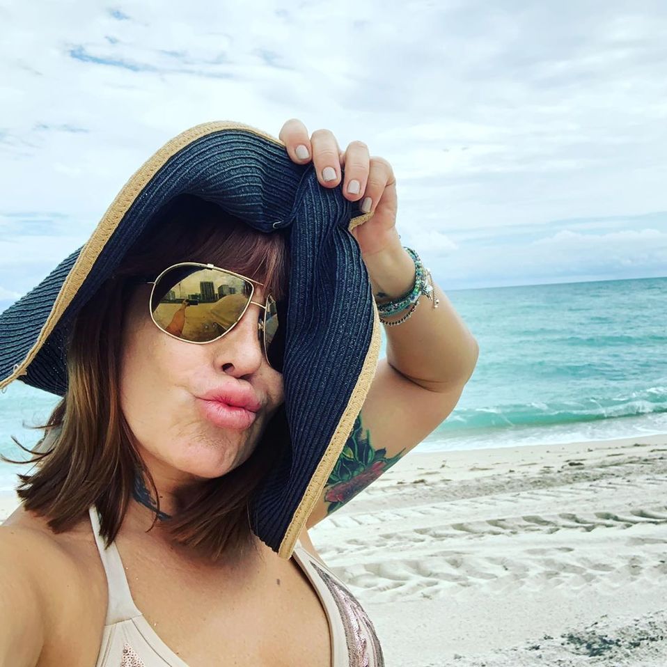 Alejandra Guzmán disfruta de la playa en compañía de su mamá. (Instagram)