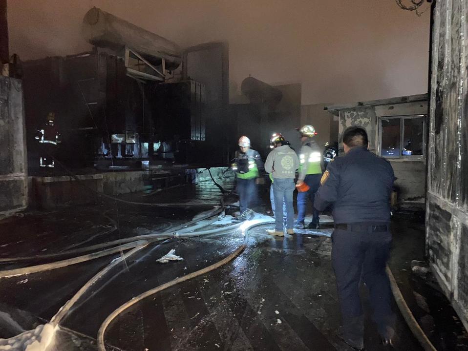 Bomberos realizan trabajos de enfriamiento en la zona de Santa Martha Acatitla. (Tomado de@SGIRPC_CDMX)