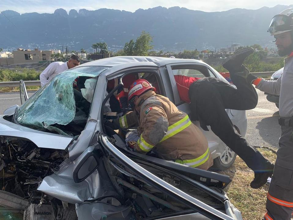 El choque se dió en el camellón central del Boulevard Antonio L. Rodríguez, en Monterrey. (FOTO: Especial)