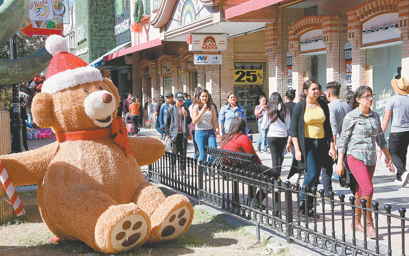 El comercio en el centro de Monterrey se intensifica en estas fechas. (Leonel Rocha)