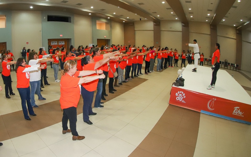 Enseñan a empleadas del Ayuntamiento de Nuevo Laredo defensa personal (Foto/CORTESÍA)