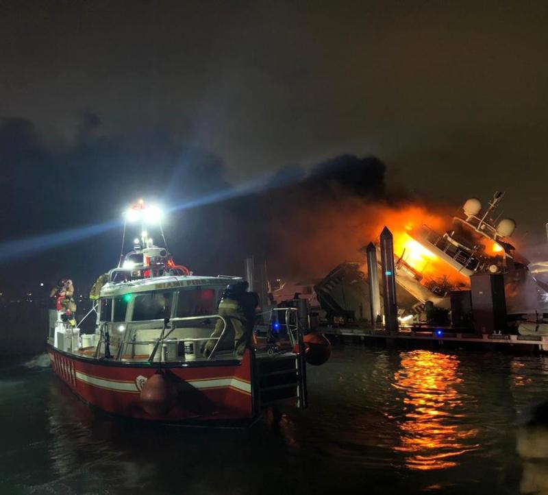 Más de 45 bomberos combatieron el fuego. (EFE)