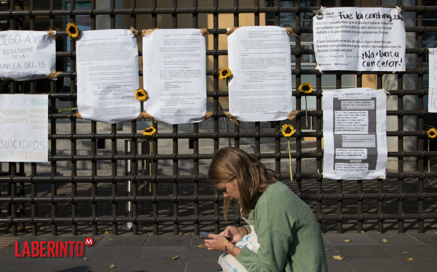 Pancartas y un pliego petitorio colocados en las instalaciones del ITAM tras el suicidio de una alumna. (Foto: Cuartoscuro)