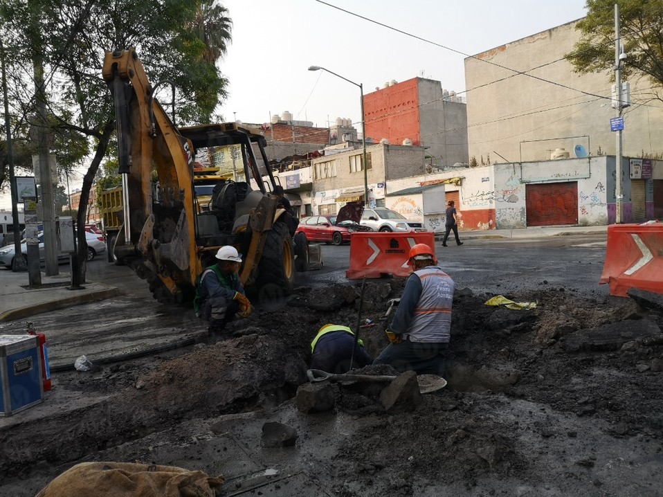 Personal de la empresa Fenosa ayudaron a controlar la fuga de gas. (Jorge Becerril)