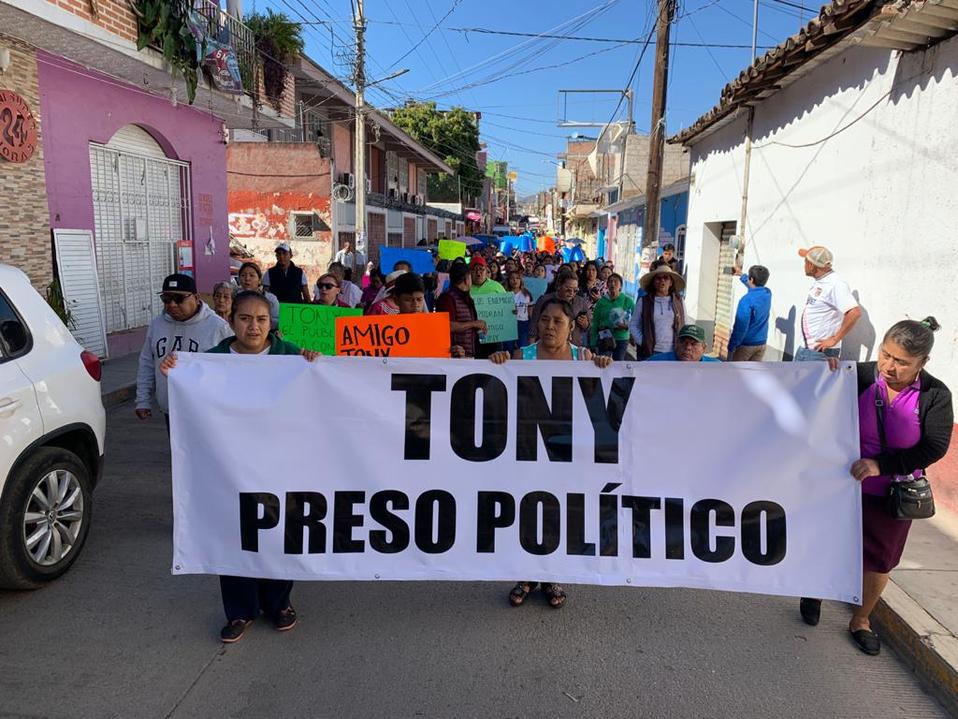 Simpatizantes del ex funcionario marcharon para exigir su liberación. (Rogelio Agustín Esteban)