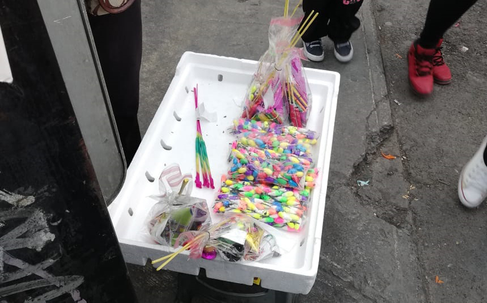 La venta de pirotecnia de manera 'clandestina' se puede ver entre las calles del centro de Monterrey. (Foto: Adín Castillo)