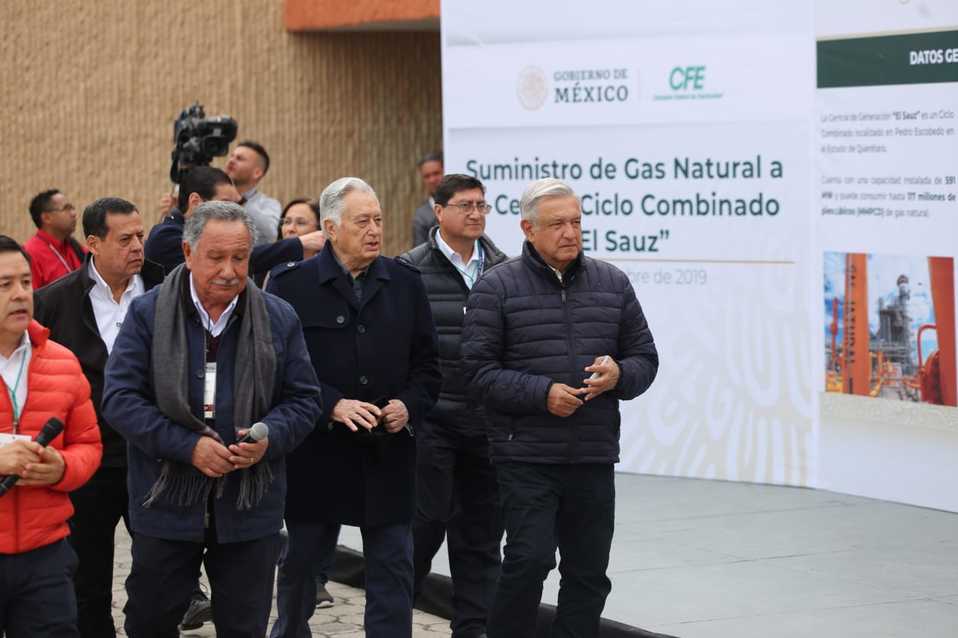 AMLO con Manuel Bartlett durante el recorrido en la central de ciclo combinado de la CFE en el municipio de Pedro Escobedo. (Omar Franco)
