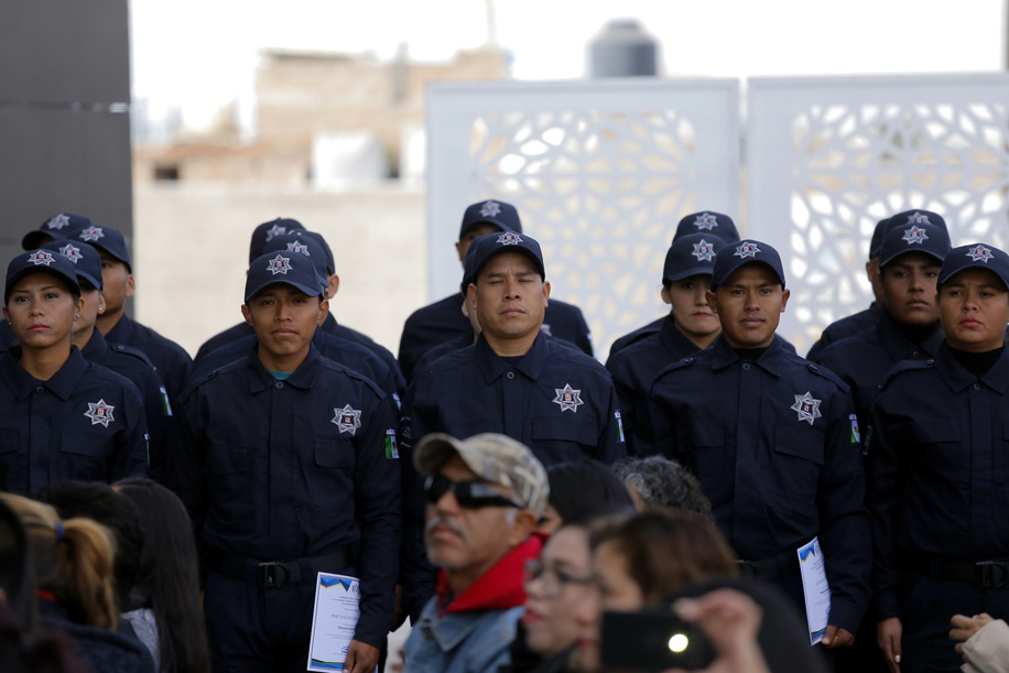 La nueva generación de policías se recibió en la mañana del jueves. (Mauricio Román)