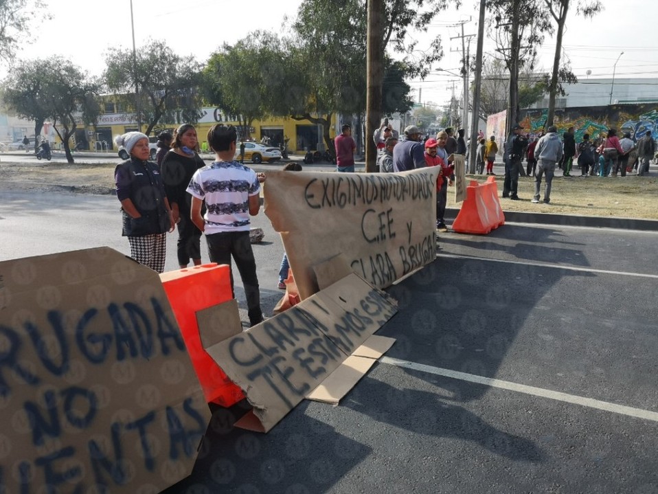 Manifestantes bloquean calzada Ignacio Zaragoza. | Jorge Becerril