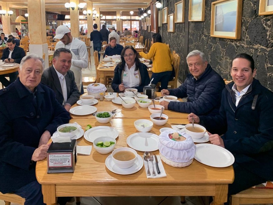 En Querétaro, AMLO hizo una parada para comer con Bartlett, Nieto, Nahle y Francisco Domínguez. (Twitter | @lopezobrador_)