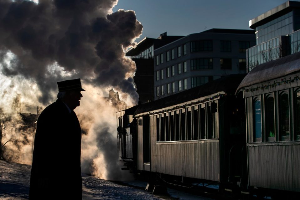 Estados Unidos. El vapor de un tren se eleva mientras El Expreso Polar sale hacia el Polo Norte. (AP)