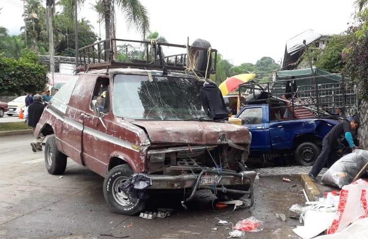 La aplanadora cayó sobre seis autos en el bulevar Córdoba-Fortín. | Isabel Zamudio