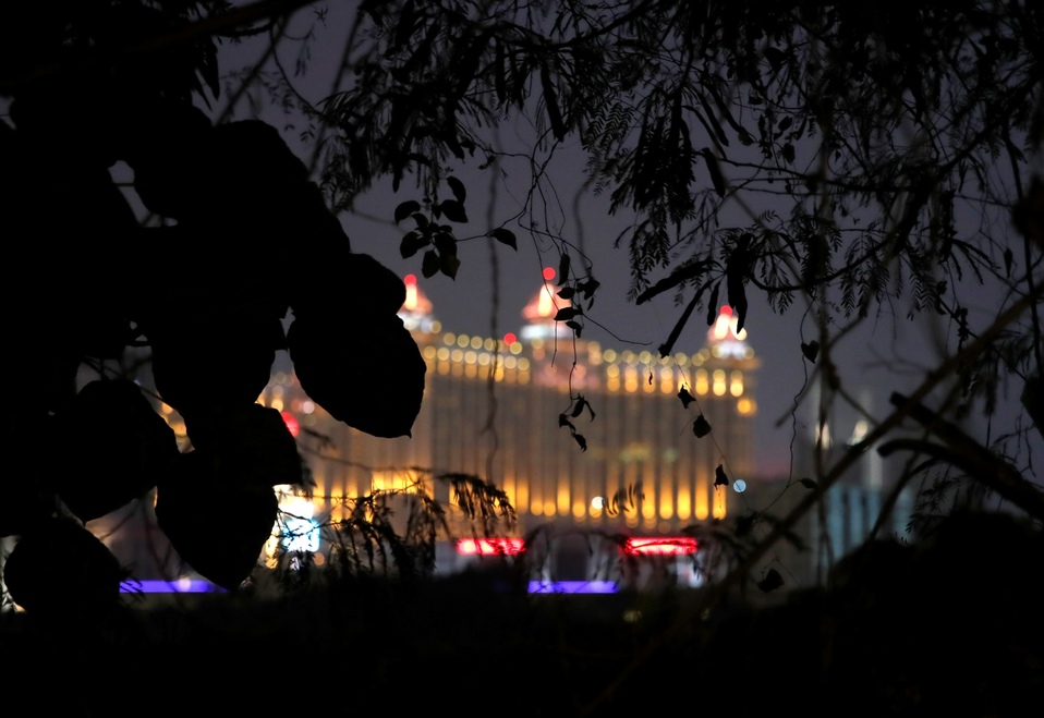 China. Ramas de árboles y al fondo el complejo del hotel Galaxy Macau. (Reuters)